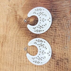 Avon | Vintage‎ White Carved Bird Hoops Stud Earrings